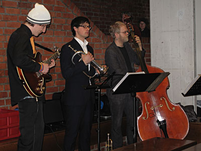 Geburtstagsständchen: Musiker vom Lucamar Jazz Trio verbreiteten jazzige Stimmung