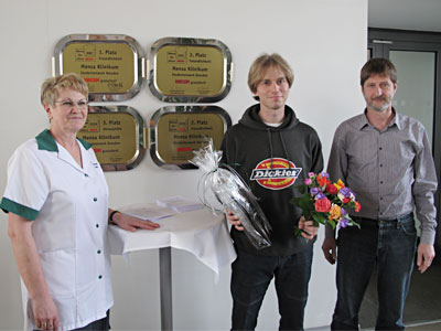 Philipp Große-Gehling (Mitte), 1-millionster Essenteilnehmer 2011 in den Mensen des Studentenwerks