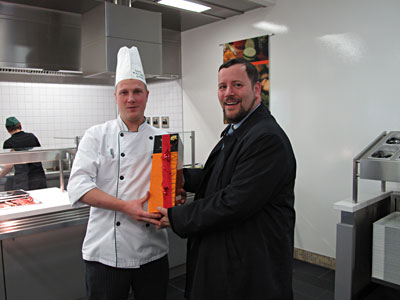 Glückwünsche an Küchenleiter Enrico Möckel vom Geschäftsführer des Studentenwerks, Martin Richter