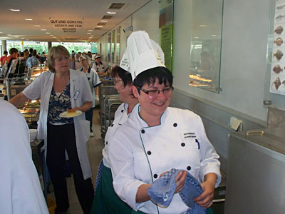 Küchenleiterin Jaqueline Rößler vom Studentenwerk Dresden kocht in der Ulmer Mensa